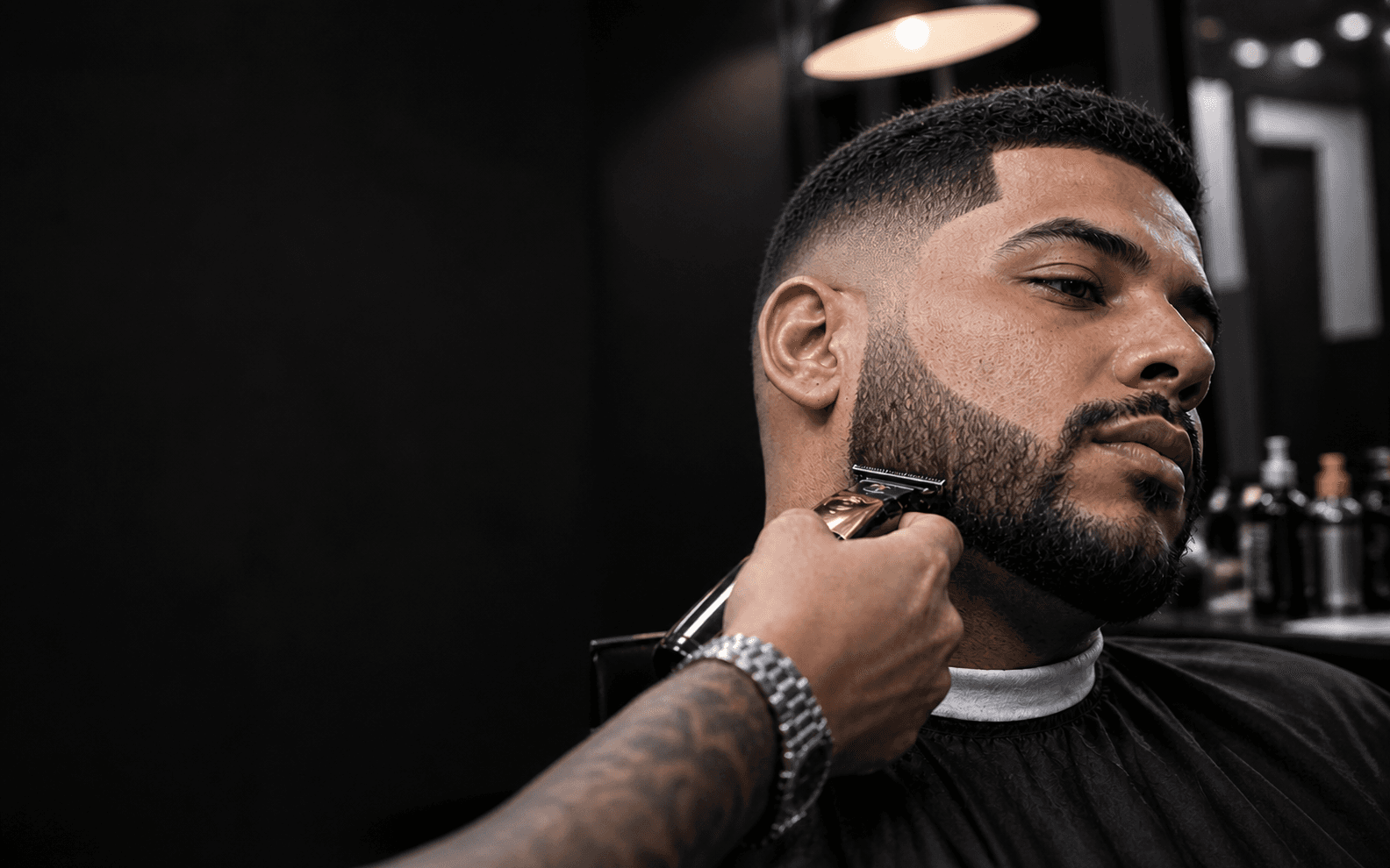 Imagem demonstrativa de acabamento de barba em uma barbearia contemporânea